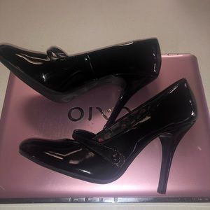 Black patent leather heels Size 81/2